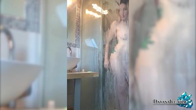 هڪ رسيل بٽ سان ٻار شاور ۾ مشت زني ڪري ٿو